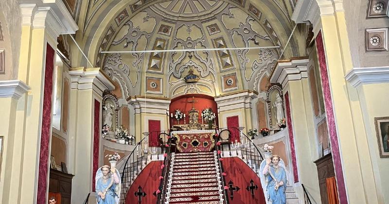La façade baroque de la Cathédrale Notre-Dame de l’Assomption d’Ajaccio, Corse, en plein soleil